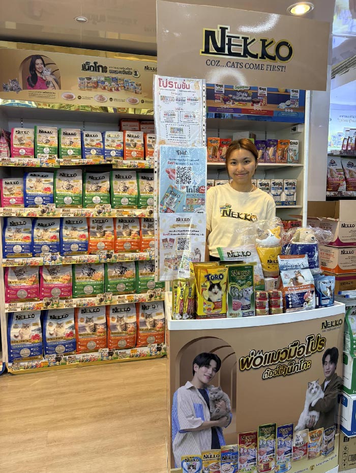 พนักงานและสินค้าอาหารแมว NEKKO ที่ร้าน J-LEK Petshop